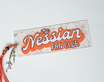 Segnalibro in acrilico Nessian: regalo per lettori fantasy scritto a mano