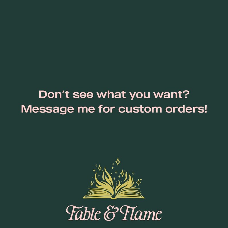 Pu&ograve; includere: Sfondo verde scuro con il testo "Non vedi quello che vuoi? Mandami un messaggio per ordini personalizzati!" e il logo di un libro aperto con fiamme e le parole "Fable & Flame".
