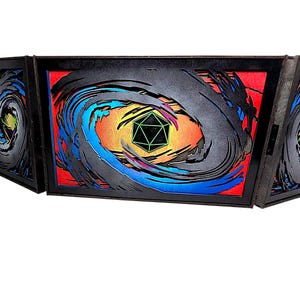 Può includere: Uno schermo da tavolo a tre pannelli a tema fantasy. I pannelli sono neri con un design a strati con un vortice vorticoso di colori, tra cui blu, arancione e rosso. Una forma geometrica verde è al centro del vortice.