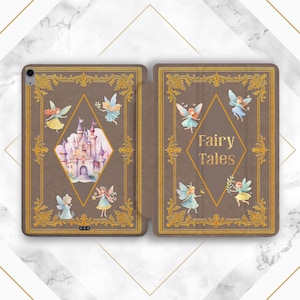 Könnte beinhalten: Braune iPad-Hülle mit Märchenmotiv. Die Hülle zeigt eine Schlossillustration, Feen und die Worte "Fairy Tales". Goldene Verzierungen umrahmen das Design. Die Hülle ist geöffnet und zeigt den iPad-Bildschirm.