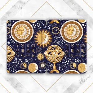 Könnte beinhalten: Eine marineblaue Handyhülle mit einem goldenen und weißen Himmelsdesign. Das Design zeigt Sternbilder, Tierkreiszeichen, eine Sonne, einen Mond und eine Himmelskugel.