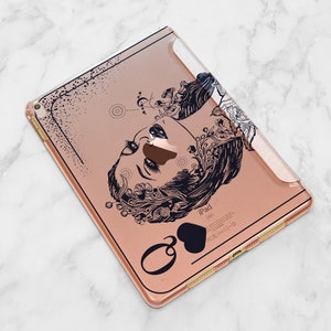 Może przedstawiać: Etui na iPada w kolorze r&oacute;żowego złota z czarno-białym rysunkiem twarzy kobiety z kwiatami i tekstem "Queen of Hearts" i "iPad".