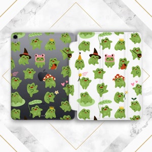 Op de afbeelding: Een witte en zwarte iPad-hoes met een herhalend patroon van groene kikkers die verschillende hoeden en accessoires dragen. De kikkers bevinden zich op een witte achtergrond aan de ene kant en een zwarte achtergrond aan de andere kant.