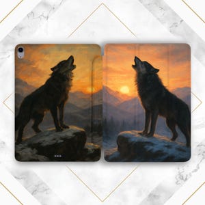 Pode incluir: Uma capa para iPad com uma pintura de dois lobos uivando ao pôr do sol. A obra de arte retrata os lobos em terreno rochoso, com montanhas e um céu vibrante laranja e amarelo ao fundo.