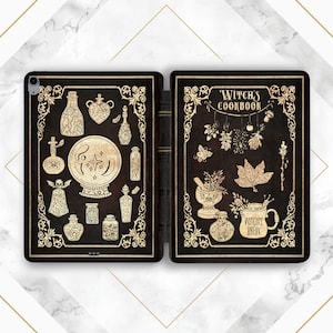 Pode incluir: Uma capa para iPad de couro preto com um design dourado. A capa frontal apresenta um livro de receitas de bruxa com ilustrações de ervas e poções. A capa traseira apresenta uma bola de cristal, poções e outros itens de bruxa. O texto na capa frontal diz "Witch's Cookbook".