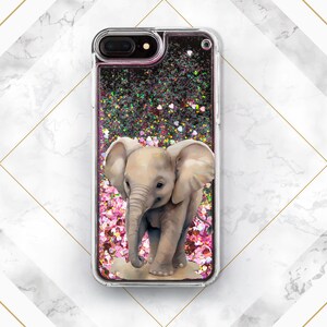 Könnte beinhalten: Eine transparente Handyhülle mit einem pinkfarbenen und schwarzen Glitzerhintergrund und einer Illustration eines Babyelefanten.