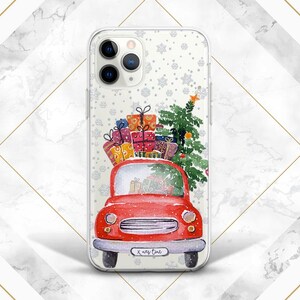 Peut inclure: Coque de téléphone transparente avec un motif de Noël. On y voit une voiture rouge transportant un sapin et des cadeaux emballés. Le design comprend des flocons de neige et le texte "X mas time".