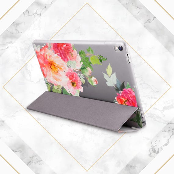 ピンクの水彩花のiPadケース名入れiPadケースガーリーなママへの