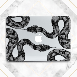 Könnte beinhalten: Eine Laptop-Haut mit einem schwarzen und weißen Schlangenmuster. Die Schlange ist in einem stilisierten, grafischen Stil dargestellt.