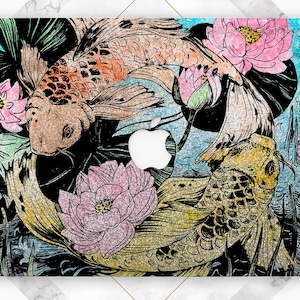 Puede incluir: Una piel para portátil con un diseño colorido que presenta dos peces koi nadando entre flores de loto rosas y verdes. El diseño está delineado en negro y tiene una textura brillante.