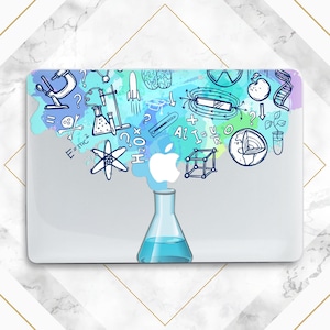 Puede incluir: Un portátil blanco con un diseño de acuarela azul y verde que presenta ilustraciones relacionadas con la ciencia, incluyendo un vaso de precipitados, un cohete, un cerebro, una manzana, una cadena de ADN, un microscopio, un termómetro, una brújula, un globo terráqueo y la ecuación E=mc2. El portátil tiene un logotipo de Apple blanco.