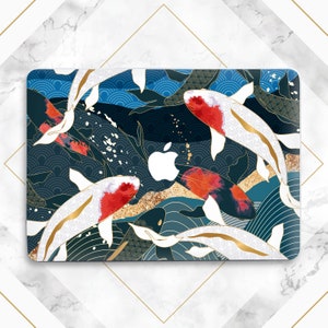 Op de afbeelding: Een laptop-skin met een blauw, goud en wit ontwerp met koi-karpers die zwemmen in een gestileerd waterpatroon.