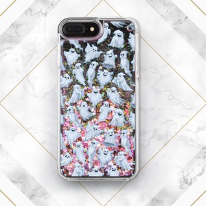 Puede incluir: Una funda de tel&eacute;fono transparente con un fondo brillante rosa y negro y un patr&oacute;n de fantasmas blancos.