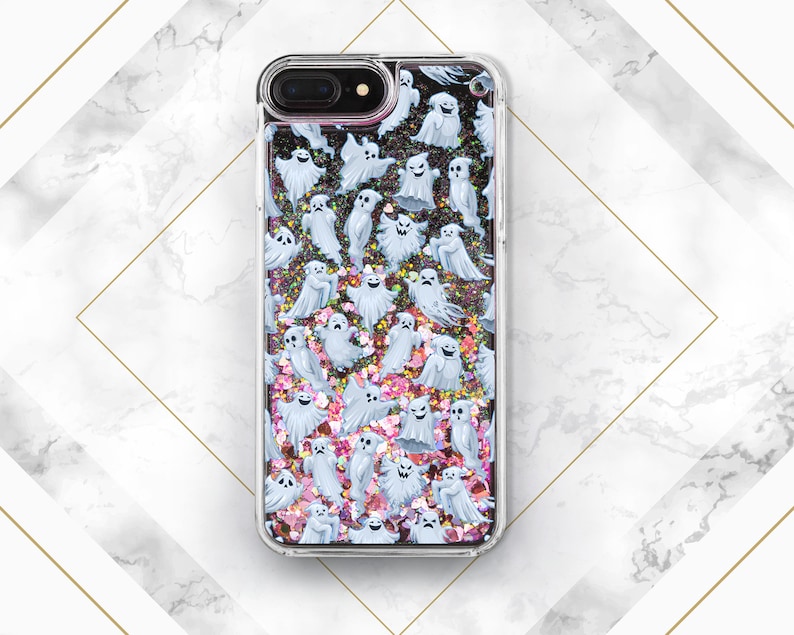 Puede incluir: Una funda de tel&eacute;fono transparente con un fondo brillante rosa y negro y un patr&oacute;n de fantasmas blancos.