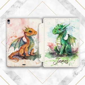 Könnte beinhalten: Eine Aquarell-Illustration von zwei Drachen auf weißem Hintergrund. Der Drache links ist orange mit grünen Flügeln und der Drache rechts ist grün mit braunen Flügeln. Der Text "James" steht unter dem grünen Drachen.