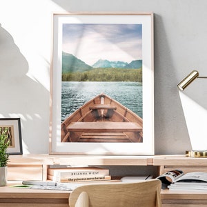 Impresión de acuarela de barco de vela, pintura de paisaje de lago, arte de acuarela de lago de montaña, decoración náutica imprimible