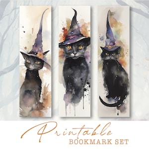 以下が含まれることがあります： 魔女の帽子をかぶった黒い猫の水彩画イラストが描かれた、印刷可能なブックマーク3点セット。猫はそれぞれ異なるポーズで描かれており、目は直接鑑賞者を見つめています。背景は、紫、青、黄色のソフトな水彩の塗りつぶしです。