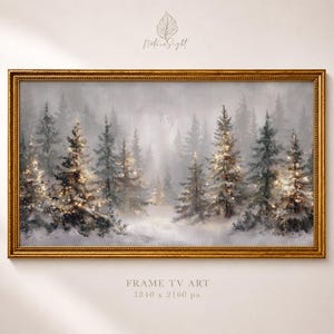 Può includere: Dipinto incorniciato di un paesaggio forestale innevato. L'opera presenta alti alberi sempreverdi con luci scintillanti, su uno sfondo nebbioso e grigio. Il dipinto è racchiuso in una cornice rettangolare dorata.