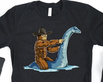 Camiseta Bigfoot del lago Ness / Regalo de Bigfoot / Camisetas Yeti Sasquatch / Regalos para amantes del lago / Camiseta de monstruo / Diseño gráfico de ropa / Sudadera con capucha sin mangas