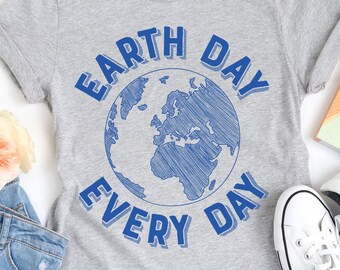 Puede incluir: Una camiseta gris con un gráfico azul de la Tierra y el texto "Earth Day Every Day".