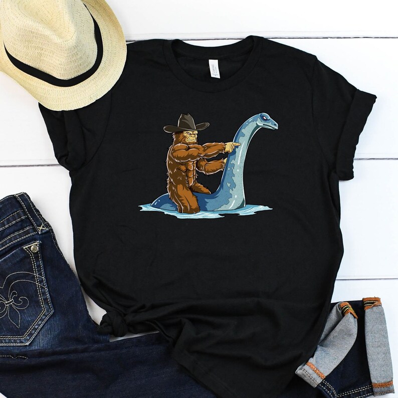 Maglietta Bigfoot Loch Ness / Regalo Bigfoots / Magliette Yeti Sasquatch / Regali per gli amanti del lago / Maglietta Monster / Design grafico per abbigliamento / Canotta con cappuccio immagine 3