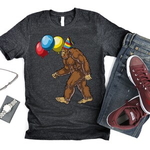 Camiseta de cumpleaños de Bigfoot / Camiseta de Bigfoot / Regalos de Bigfoot / Camiseta de Bigfoot / Camiseta de Yeti / Camiseta de Sasquatch / Camiseta de Bigfoot / Camiseta sin mangas / Sudadera con capucha imagen 3