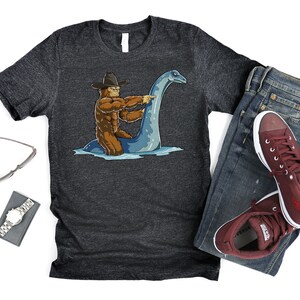 Maglietta Bigfoot Loch Ness / Regalo Bigfoots / Magliette Yeti Sasquatch / Regali per gli amanti del lago / Maglietta Monster / Design grafico per abbigliamento / Canotta con cappuccio immagine 2
