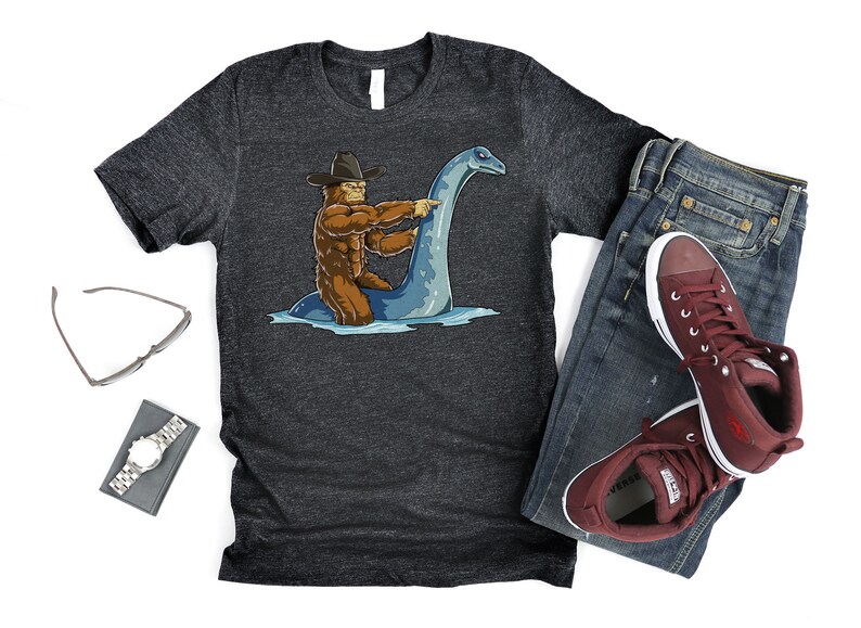 Maglietta Bigfoot Loch Ness / Regalo Bigfoots / Magliette Yeti Sasquatch / Regali per gli amanti del lago / Maglietta Monster / Design grafico per abbigliamento / Canotta con cappuccio immagine 2