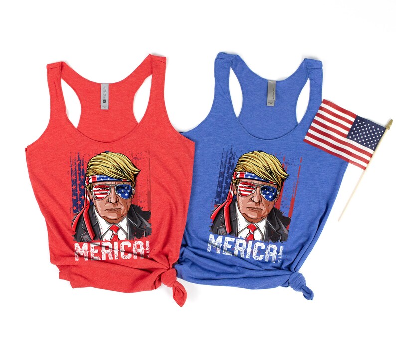 Peut inclure: Deux d&eacute;bardeurs avec un motif repr&eacute;sentant une personne portant un bandana rouge, blanc et bleu et des lunettes de soleil. Le texte "Merica!" est imprim&eacute; sur chaque d&eacute;bardeur. Un d&eacute;bardeur est rouge et l'autre est bleu.