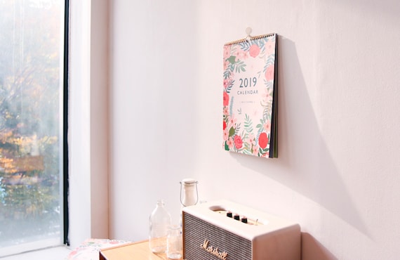 CALENDRIER MURAL 2019 | Calendrier 2019 | | Calendrier de bureau | 2019 Calendrier 2019 | Stand calendrier | Calendrier de fleurs | Cadeau de Noël | Planificateur de 2019 | Rose 5c55ed CALENDRIER MURAL 2019 | Calendrier 2019 | | Calendrier de bureau | 2019 Calendrier 2019 | Stand calendrier | Calendrier de fleurs | Cadeau de Noël | Planificateur de 2019 | Rose 5c55ed