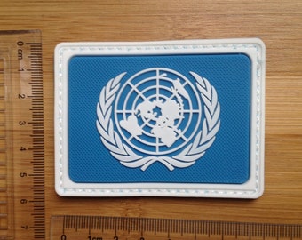 UN UNITED NATIONS  PEACEKEEPER FLAG SYMBOL LOGO NEW PIN PINBACK BUTTON GIFT IDEA