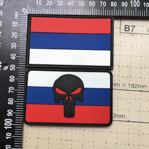 Puede incluir: Dos parches bordados, uno con la bandera rusa y el otro con la bandera rusa y una calavera negra con ojos rojos. Los parches miden 7 cm por 18 cm.