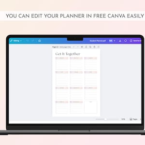Op de afbeelding: Een laptop toont een plannerpagina met de titel "Get It Together" met een rasterindeling. De tekst "YOU CAN EDIT YOUR PLANNER IN FREE CANVA EASILY" is zichtbaar. De laptop staat op een lichtroze gradi&euml;nt achtergrond.