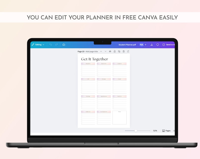 Op de afbeelding: Een laptop toont een plannerpagina met de titel "Get It Together" met een rasterindeling. De tekst "YOU CAN EDIT YOUR PLANNER IN FREE CANVA EASILY" is zichtbaar. De laptop staat op een lichtroze gradi&euml;nt achtergrond.