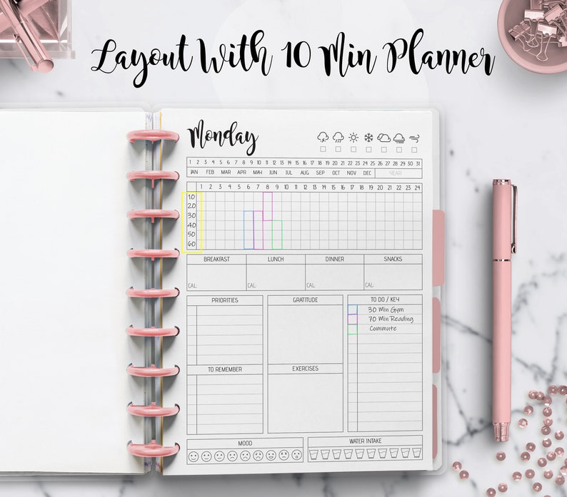 Pu&ograve; includere: Una pagina di un planner settimanale con una griglia di blocchi di tempo da 10 minuti per il luned&igrave;. La pagina include sezioni per la colazione, il pranzo, la cena, gli spuntini, le priorit&agrave;, la gratitudine, da ricordare, gli esercizi, l'umore e l'assunzione di acqua. La pagina include anche un elenco di cose da fare con i seguenti elementi: 30 minuti di palestra, 70 minuti di lettura, tragitto.