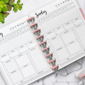 Pu&ograve; includere: Una pagina di pianificatore stampabile in bianco e nero con le parole "Sabato" e "Domenica" in alto. La pagina &egrave; divisa in sezioni per colazione, pranzo, cena, spuntini, priorit&agrave;, gratitudine, da ricordare, esercizi, umore e assunzione di acqua.