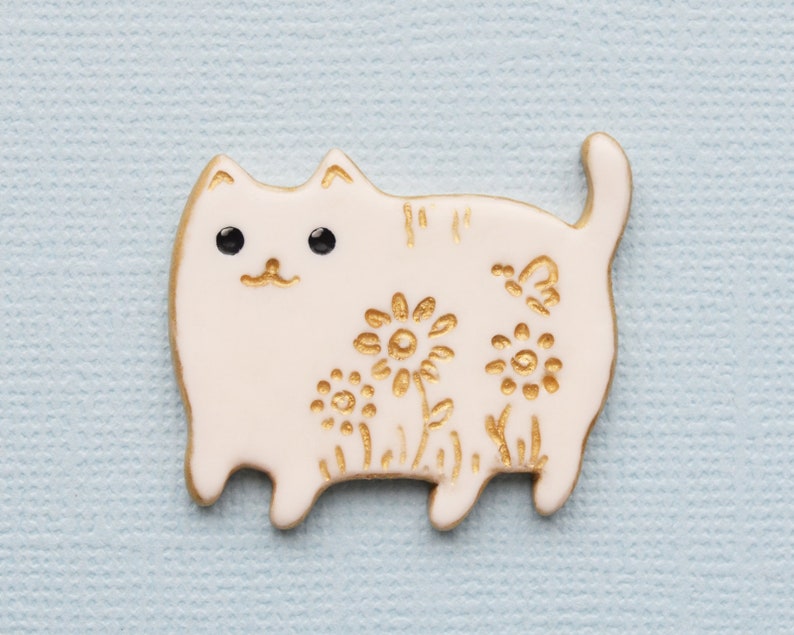White cat brooch with gold flowers Cat lover gift idea Cute pin brooch of polymer clay Cute cat jewelry Cat lady jewelry kitten pin.