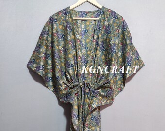 Peut inclure: Un kimono à imprimé floral vert et bleu avec une ceinture à nouer à la taille. Le kimono a un col en V et des manches larges. Le texte "KGNCRAFT" est visible sur le devant du kimono.
