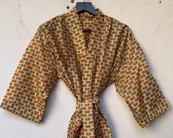 Vintage Art Silk Short Kimono Robe: Resort Wear with Pockets