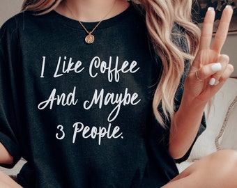 Eu gosto de café e talvez de 3 pessoas - camiseta unissex | Café | Viciado em Café | Presente para amante de café | Camisa engraçada do café | Camisas para amantes de café
