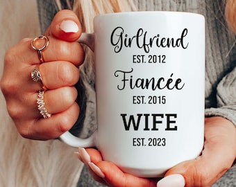 パーソナライズされた新妻マグカップ、ガールフレンドへのギフト、婚約者へのバレンタインデーギフト、彼女への面白いコーヒーマグカップ、記念日ギフト、婚約ギフト