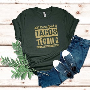 Pode incluir: Uma camiseta verde escura com o texto "All I care about is tacos tequila and like maybe 3 people" em dourado.