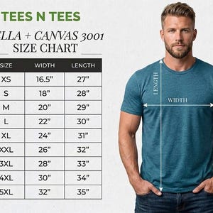 Puede incluir: Tabla de tallas de camiseta Bella + Canvas 3001 turquesa con medidas en cm. La tabla incluye tallas XS a 5XL, con anchos de 41,9 cm a 81,3 cm y largos de 68,6 cm a 88,9 cm. Un hombre modela la camiseta.