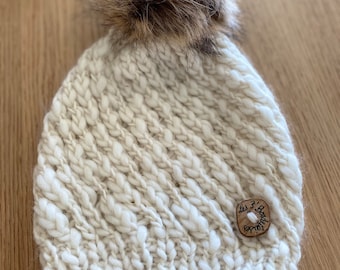 Bonnet tricoté en laine 100% naturelle accessoire de saison fait main