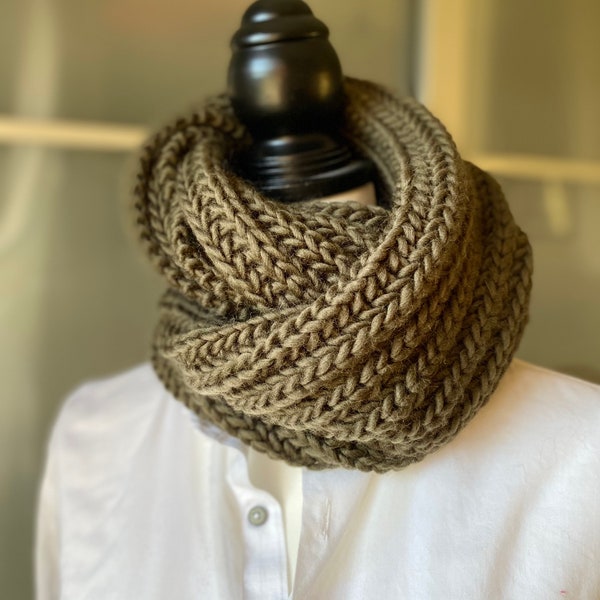 Snood double tour   écharpe tube tour de cou  tricoté  en laine fine 100%  fibre naturelle accessoire fait main