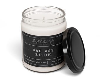 Bad Ass Bitch • Grappige onbeleefde kaars • Snarky aanstootgevende grapcadeau • Decor humor voor volwassenen • 7oz handgegoten • Witte olifant kerst