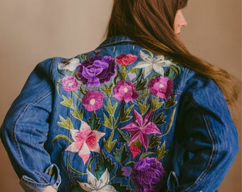 Carmen Chaqueta Vaquera Azul Oscuro, Chaqueta Jean Bordada Floral Mexicana Hecha a Mano, Abrigo Vintage Boho para Mujer con Diseño Único.