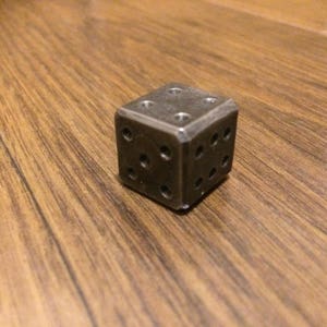 Würfel - klein, Würfel, handgefertigt, geschmiedet, Schmiede, Eisen, Stahl, Geschichte, Dekoration, Glück, Geschenk, Tischspiel, Tradition