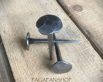 Chiodi in acciaio di ferro, fatto a mano, arte del fabbro, fucina, artigianato della tradizione storica,