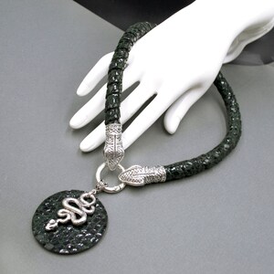 Кожаное колье-змея, ожерелье Eternity Serpent, темно-зеленая змея, серебряный кулон в виде змеи, массивное ожерелье
